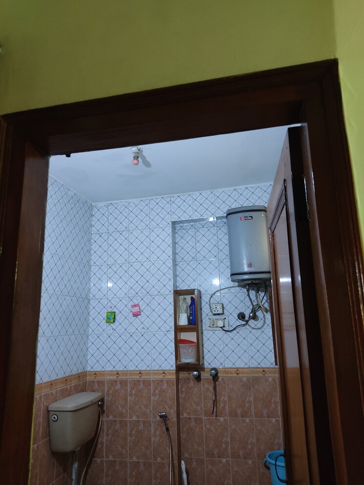 Attached Bathroom, malviya nagar 3 Bedroom 150 Sq.Yd. Builder Floor In Malviya Nagar Delhi 8997345