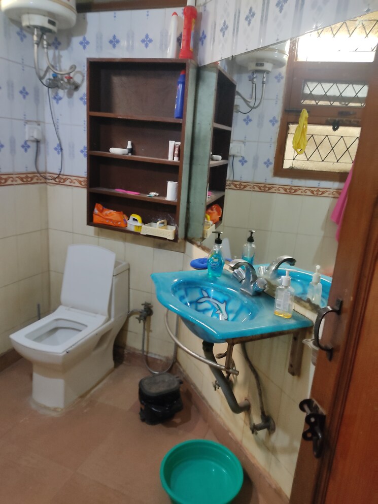 Bathroom, malviya nagar 3 Bedroom 150 Sq.Yd. Builder Floor In Malviya Nagar Delhi 8997345