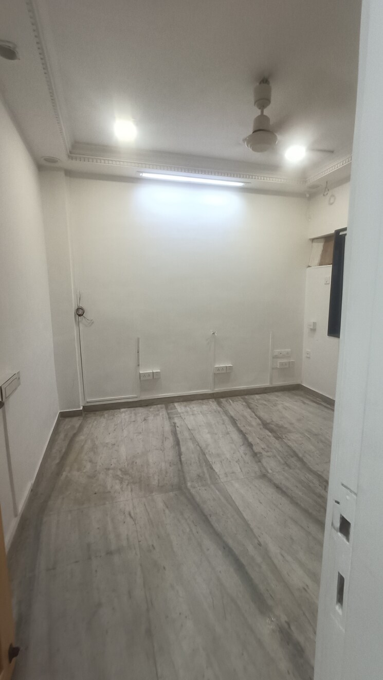 Room, borivali west Commercial Office Space 625 Sq.Ft. In Borivali West Mumbai 8997451