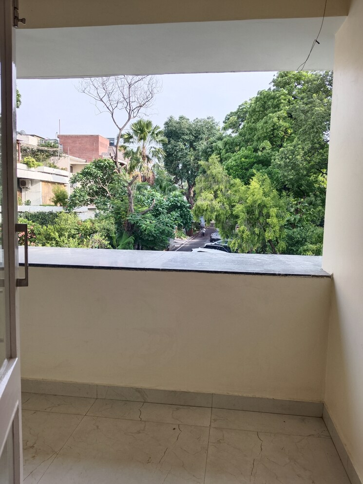 Balcony, boutique-residential-apartments-35 2 Bedroom 2000 Sq.Ft. Apartment In Golf Links Delhi 8997455