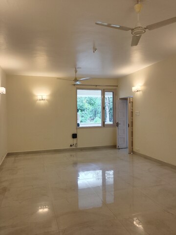 Room in 2 BHK Apartment at Boutique Residential Apartments 35, Golf Links – for Rent