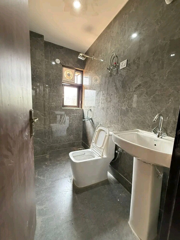 Bathroom, chattarpur 3 Bedroom 1200 Sq.Ft. Builder Floor In Chattarpur Delhi 8997670