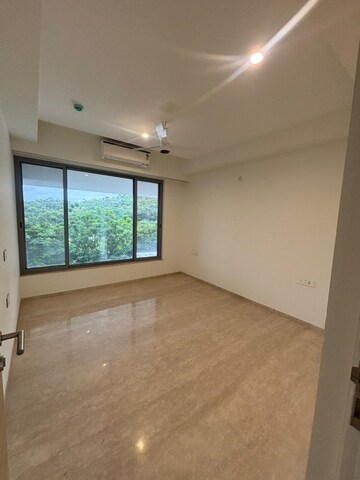Room in 4 BHK Apartment at Kalpataru Jade Residences, Baner – for Rent