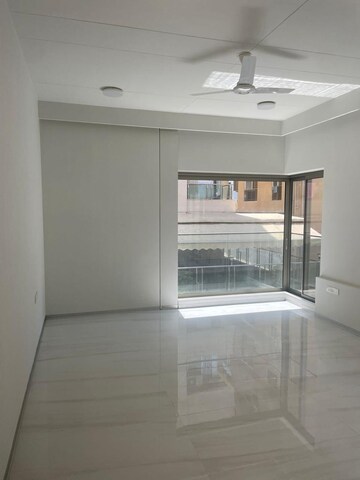 Room in 3 BHK Apartment at Nutan Laxmi CHS, Juhu – for Rent