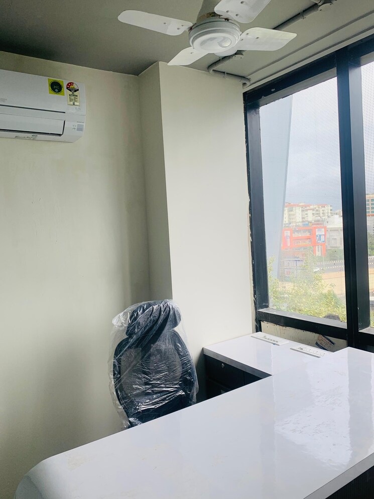 Room, shivalik-shilp Commercial Office Space 700 Sq.Ft. In Sanidhya Ahmedabad 8997780