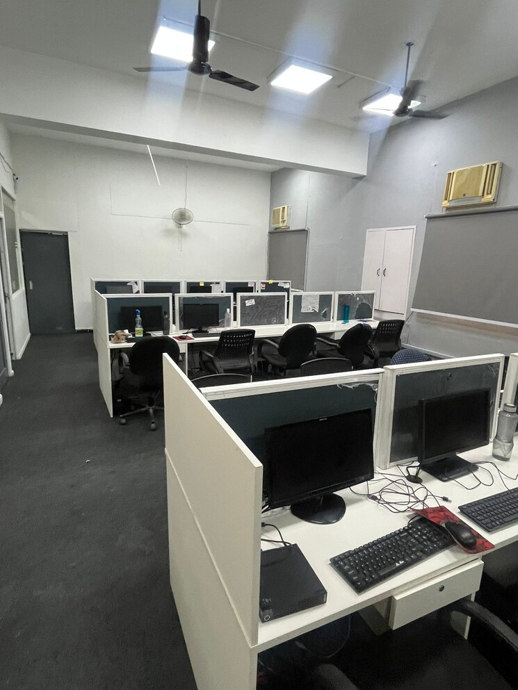Team Area, sector 6 Commercial Office Space 3000 Sq.Ft. In Sector 6 Noida 8997918