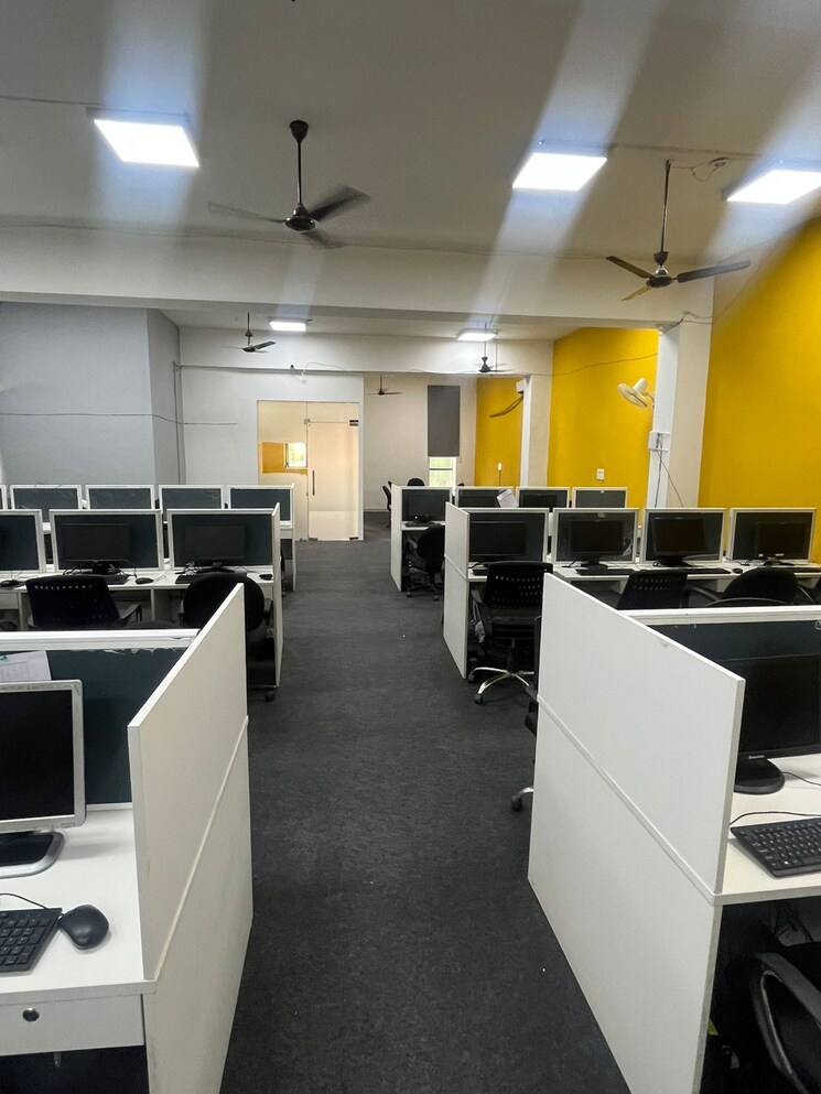 Team Area, sector 6 Commercial Office Space 3000 Sq.Ft. In Sector 6 Noida 8997918