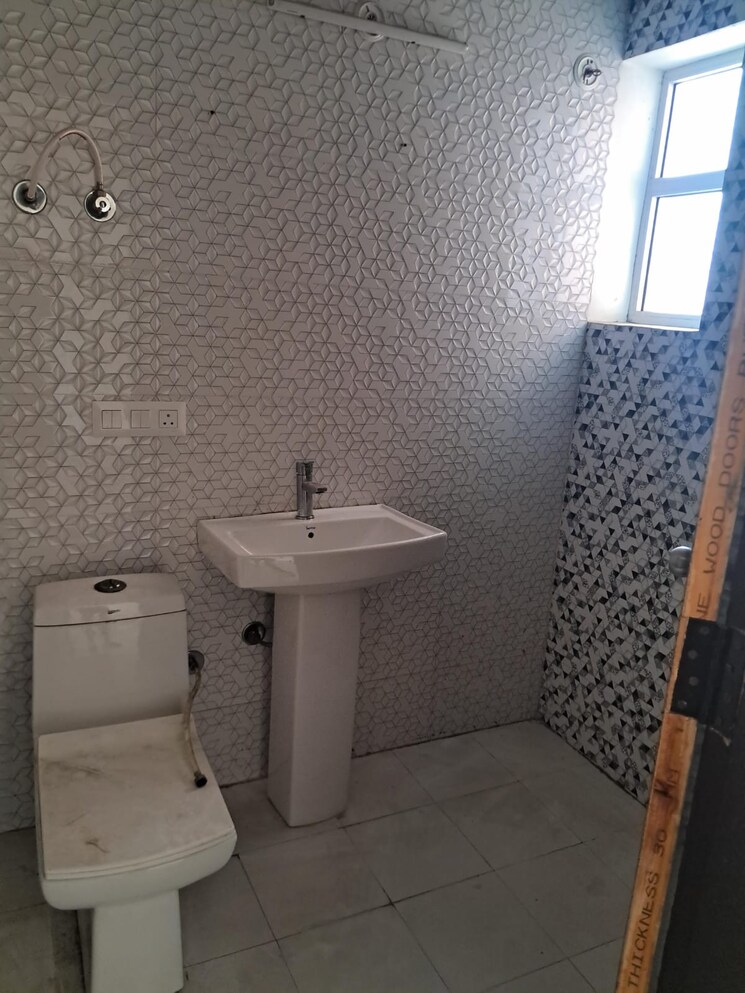 Bathroom, land-craft-golf-links-villa 2 Bedroom 1125 Sq.Ft. Apartment In Pandav Nagar Ghaziabad 8997954