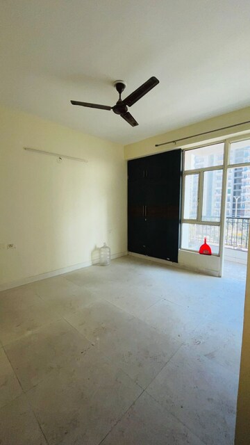 Room in 4 BHK Apartment at Gaur City 1st Avenue, Sector 4 Greater Noida – for Rent