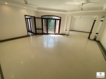 Room in 4 BHK Builder Floor at New Friends Colony – for Rent