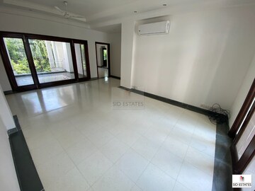 Room in 4 BHK Builder Floor at New Friends Colony – for Rent