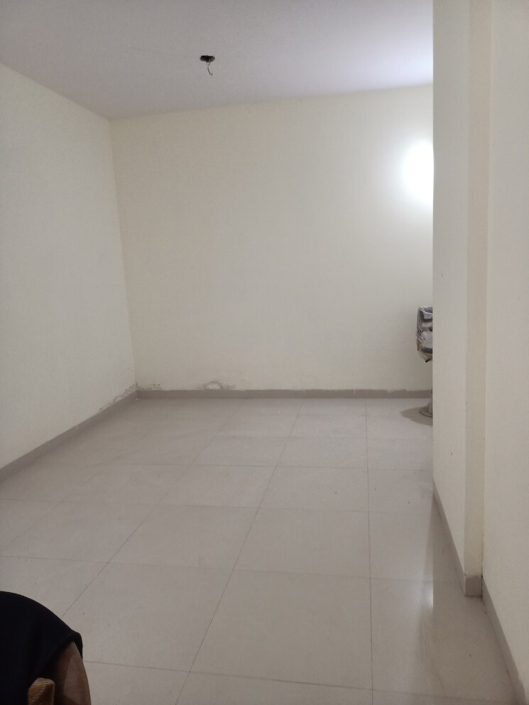 Room, venus-residency-naupada Commercial Office Space 300 Sq.Ft. In Naupada Thane 8998102