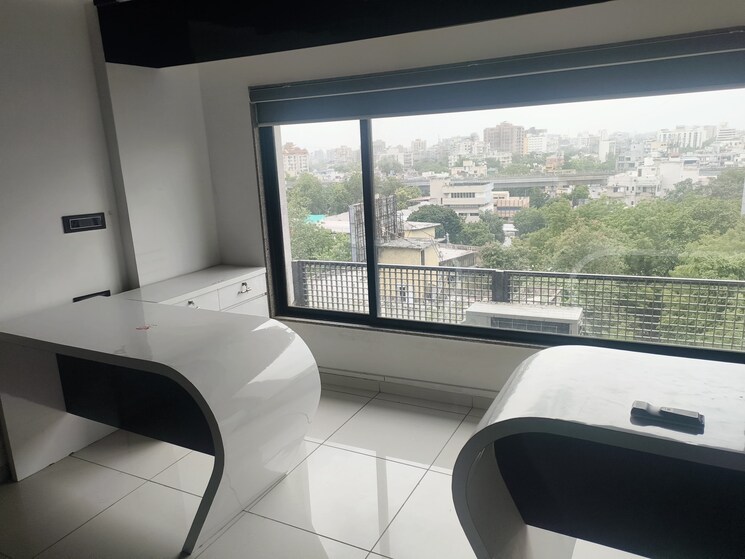 Team Area, sun-westbank Commercial Office Space 810 Sq.Ft. In Navrangpura Ahmedabad 8998091