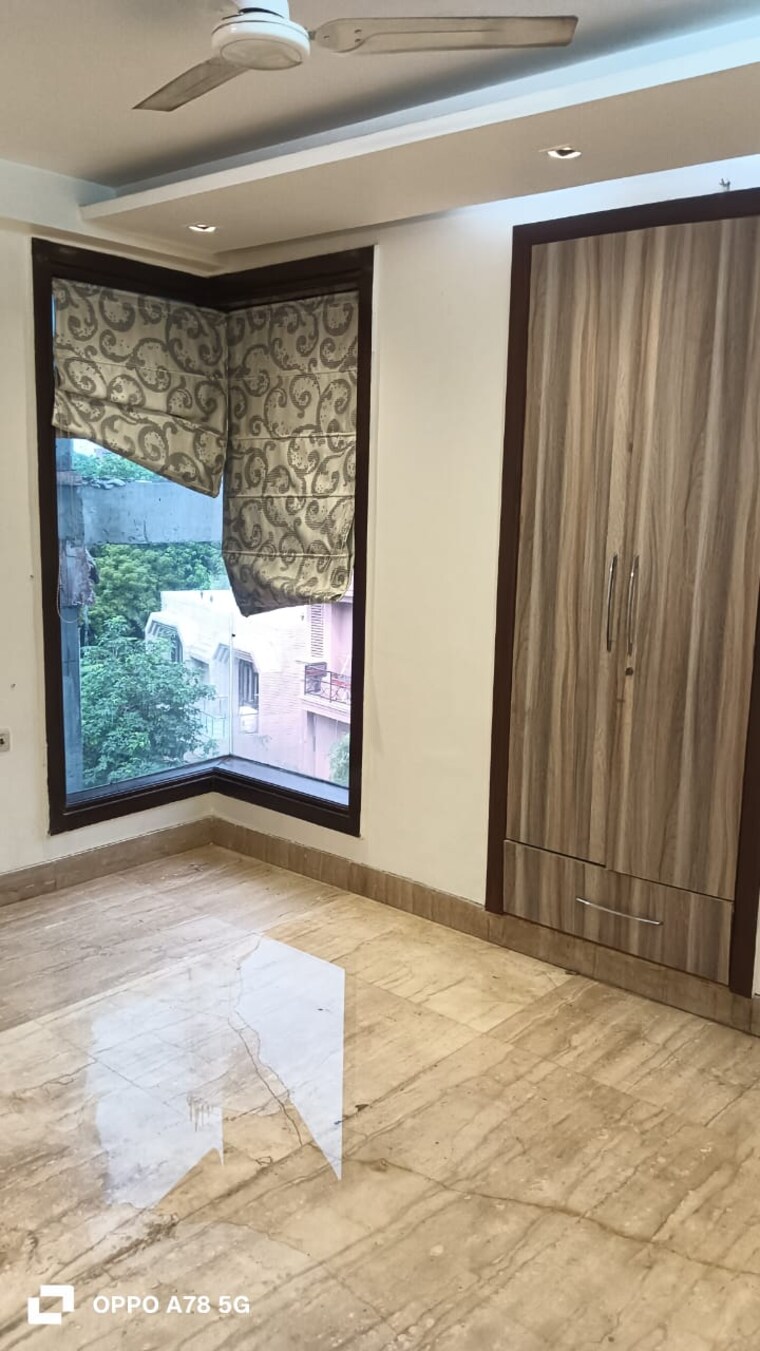 Room, new friends colony 5 Bedroom 500 Sq.Yd. Independent House In New Friends Colony Delhi 8998123