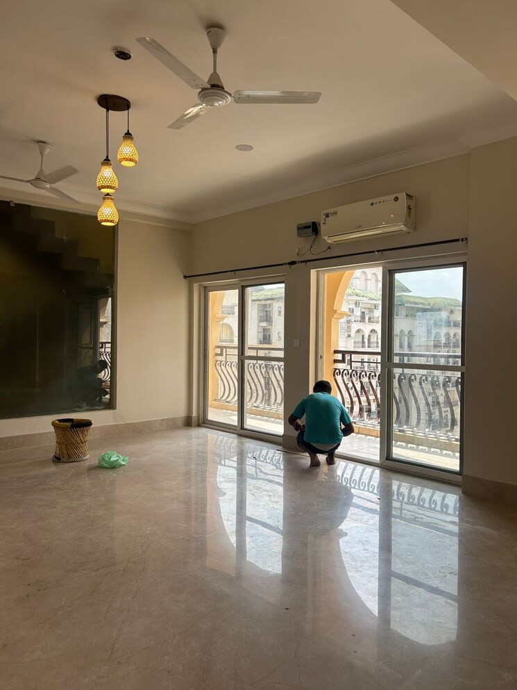  Parking, sunshine-helios 4 Bedroom 4500 Sq.Ft. Penthouse In Sector 78 Noida 8998341