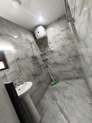 Bathroom in 2 BHK Builder Floor at Sector 40 – for Rent