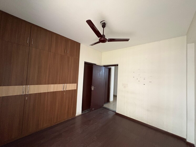 Room, bptp-district-phase-2 3 Bedroom 250 Sq.Yd. Builder Floor In Sector 84 Faridabad 8998542