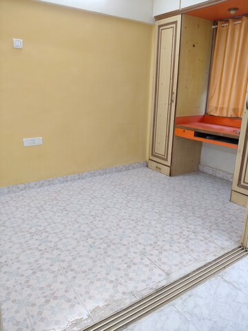 Room in 1 BHK Apartment at Paradise Paramount Apartment, Andheri West – for Rent