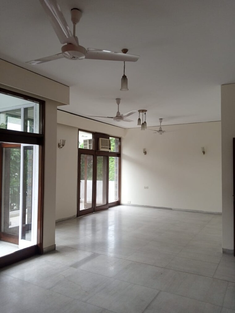 Room, new friends colony 4 Bedroom 500 Sq.Yd. Independent House In New Friends Colony Delhi 8998867