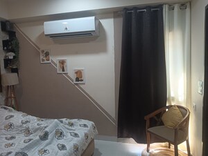 Room in 3 BHK Apartment at Mansarovar – for Sale