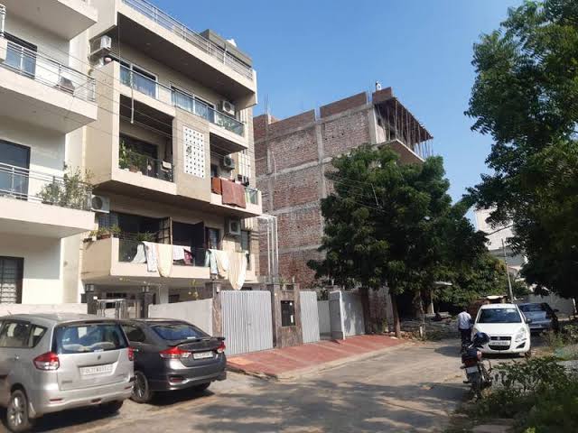 4 BHK + Study Room Builder Floor For Sale in Sushant Lok 3