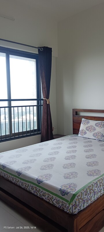 Room in 2.5 BHK Apartment at Runwal Sanctuary, Mulund West – for Rent