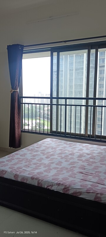 Room in 2.5 BHK Apartment at Runwal Sanctuary, Mulund West – for Rent