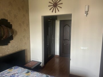 Room in 3 BHK Apartment at Vipul Belmonte, Sector 53 – for Rent