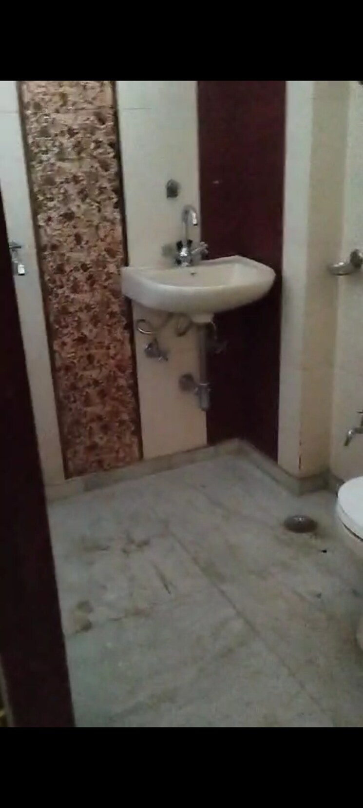 Bathroom, rohini sector 7 3 Bedroom 150 Sq.Mt. Builder Floor In Rohini Sector 7 Delhi 8999251