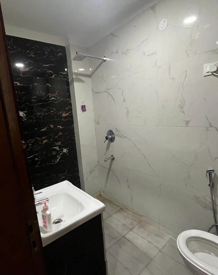 Bathroom, rwa-chittaranjan-park-block-r 3 Bedroom 200 Sq.Yd. Builder Floor In Chittaranjan Park Delhi 8999312
