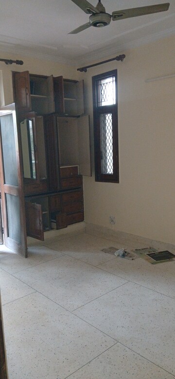 Furnished Amenities in 3 BHK Apartment at Shakti Kunj Apartment, Sector 62 – for Rent