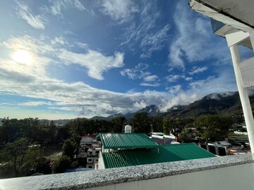 Swimming Pool in 2 BHK Apartment at Mussoorie Road – for Rent