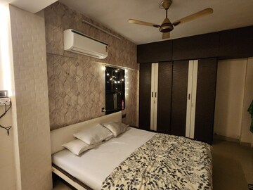 Master Bedroom in 2 BHK Apartment at Santacruz West – for Rent