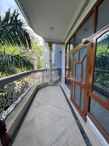 Balcony in 4 BHK Villa at Sector 43 – for Rent