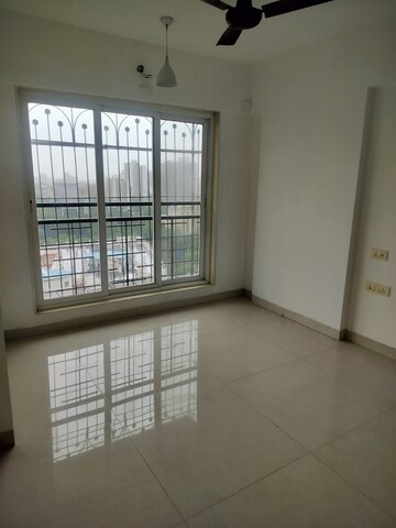 Room in 2 BHK Apartment at Eskay Itus Apartment, Andheri West – for Rent