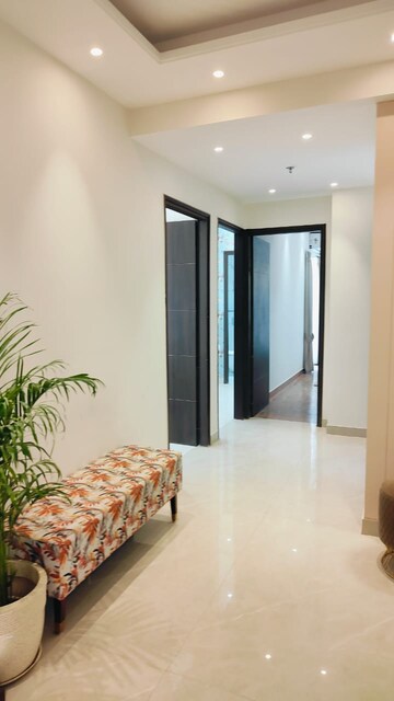 Room in 3 BHK Apartment at Gaur City 7th Avenue, Sector 4 Greater Noida – for Rent