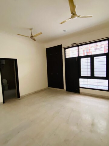 Room in 3 BHK Builder Floor at RWA Apartments, Sector 31 – for Rent