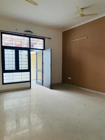 Room in 3 BHK Builder Floor at RWA Apartments, Sector 31 – for Rent