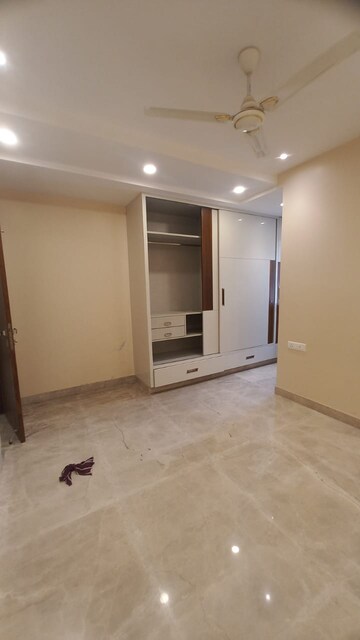 Room in 3 BHK Apartment at Navbharat Apartments, Paschim Vihar – for Rent