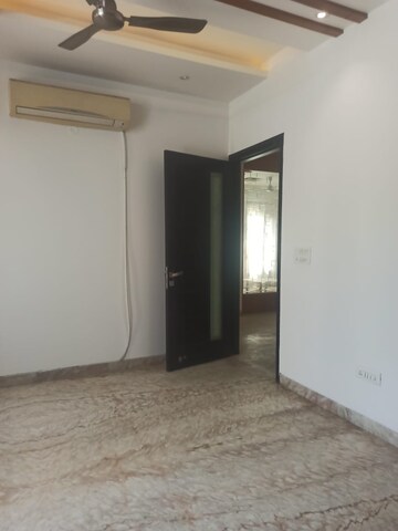 Room in 4 BHK Builder Floor at Sector 21a – for Rent