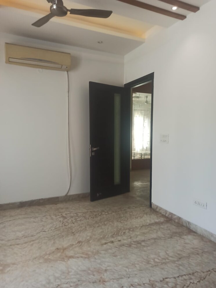 Room, sector 21a 4 Bedroom 500 Sq.Yd. Builder Floor In Sector 21a Faridabad 8999758