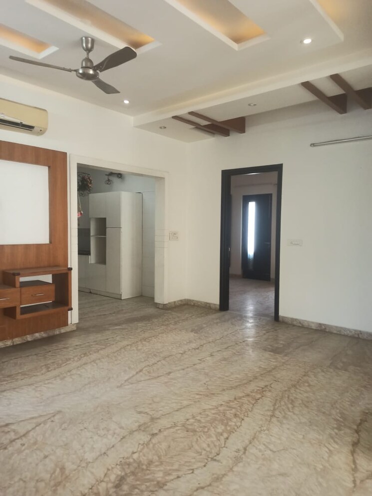 Room, sector 21a 4 Bedroom 500 Sq.Yd. Builder Floor In Sector 21a Faridabad 8999758