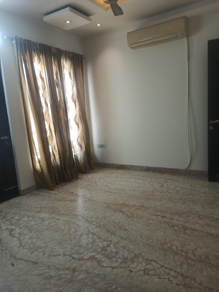 Room, sector 21a 4 Bedroom 500 Sq.Yd. Builder Floor In Sector 21a Faridabad 8999758