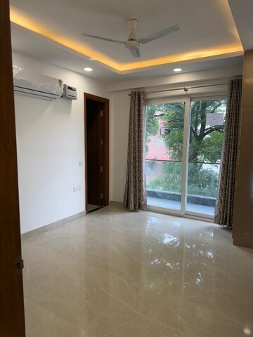 Room in 3 BHK Builder Floor at The Grand, Sector 52 – for Rent