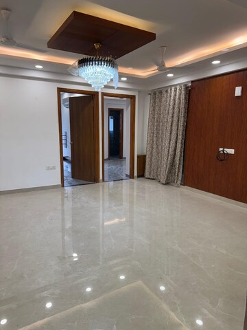 Room in 3 BHK Builder Floor at The Grand, Sector 52 – for Rent