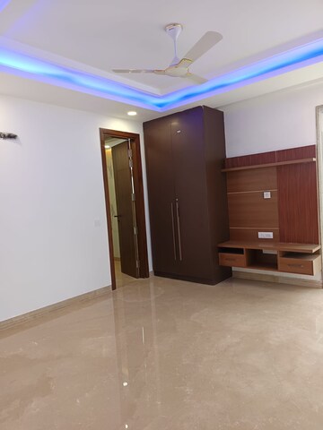 Room in 4 BHK Builder Floor at Sector 21a – for Rent