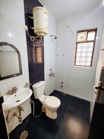 Team Area in 2 BHK Builder Floor at The Grand, Sector 52 – for Rent