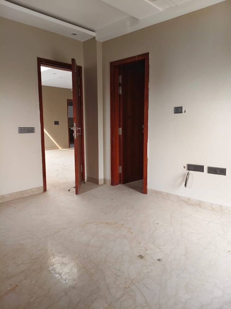 Room, sector 15 3 Bedroom 2200 Sq.Ft. Builder Floor In Sector 15 Noida 8999815