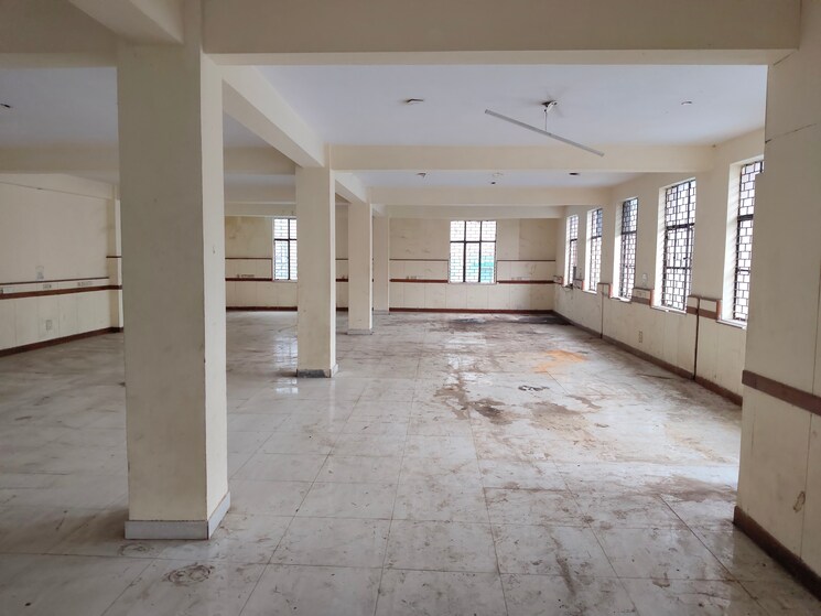  Parking, sector 63 Commercial Warehouse 12000 Sq.Yd. In Sector 63 Noida 8999875