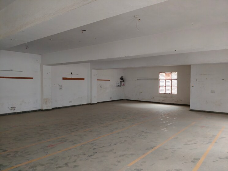  Parking, sector 63 Commercial Warehouse 12000 Sq.Yd. In Sector 63 Noida 8999875